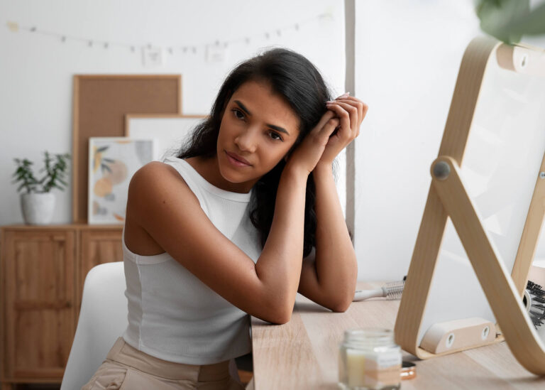 mulher refletindo sobre recomeço e reconstrução da vida